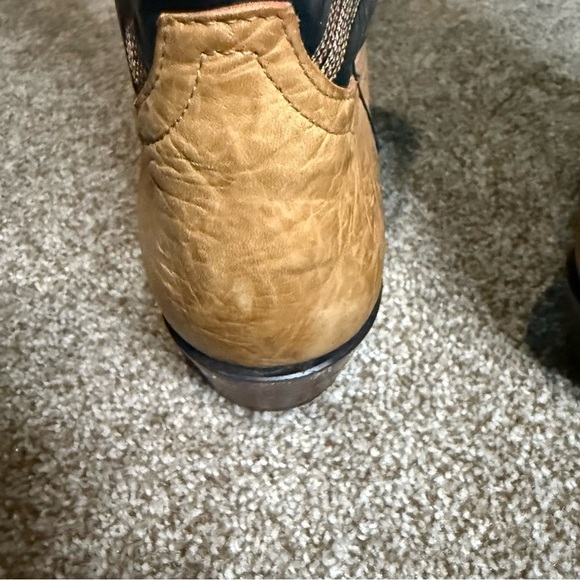 Tony Lama Men's Tan and Black Western Boots - Picture 6 of 14